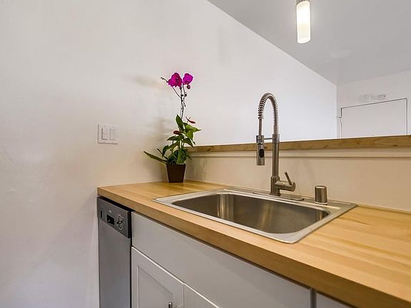 3rd image of 1024 Turquoise St APT G