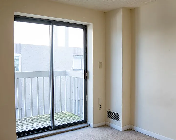 1669 Summit St #1675 — Photo 40