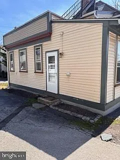 Building Photo - 457 W Lancaster Ave #B