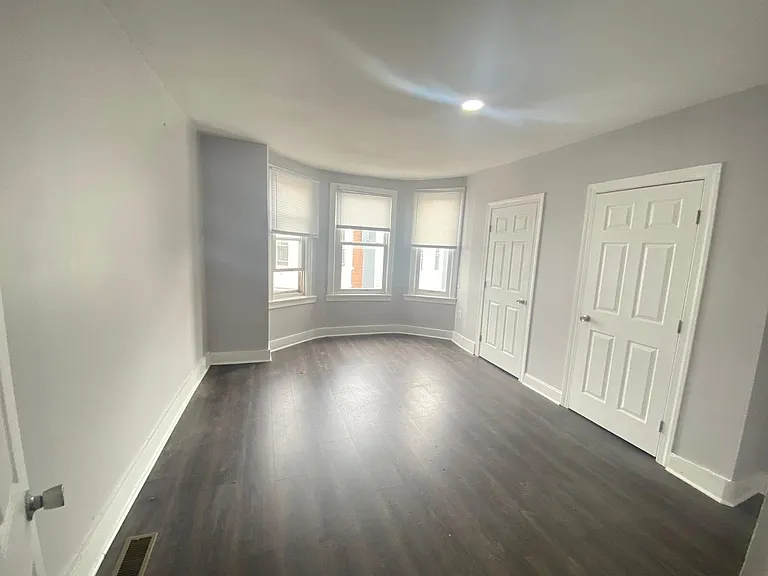 1332 N Hobart St — Photo 11
