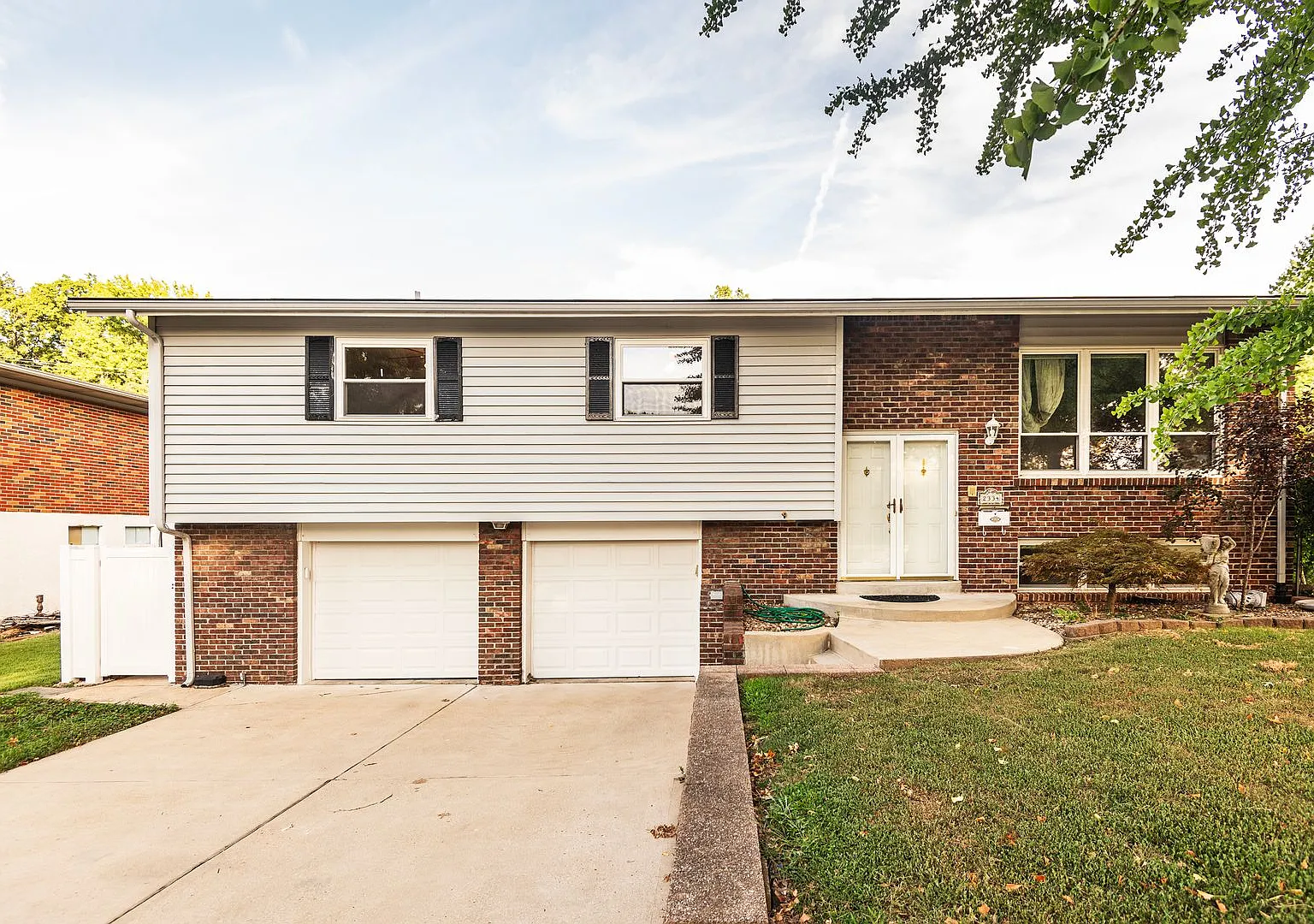 Spacious 4-Bed, 2.5-Bath Split-Level Home — Photo 3