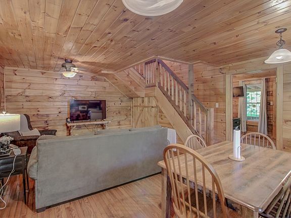 5th image of 1005 Ski View Ln
