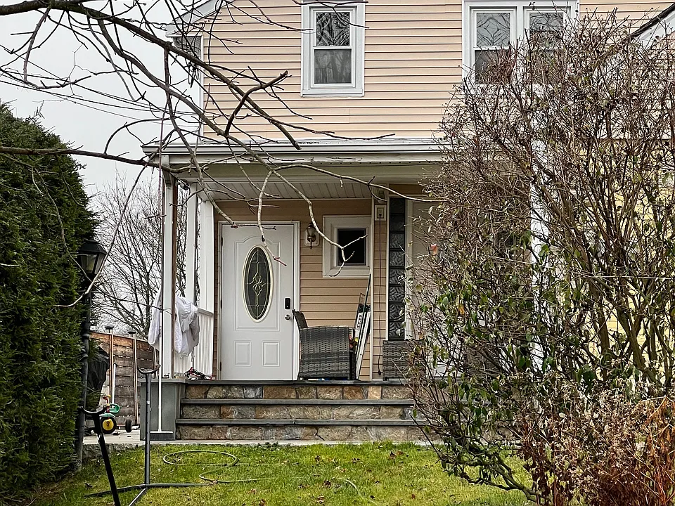 40 Travis Ave #2