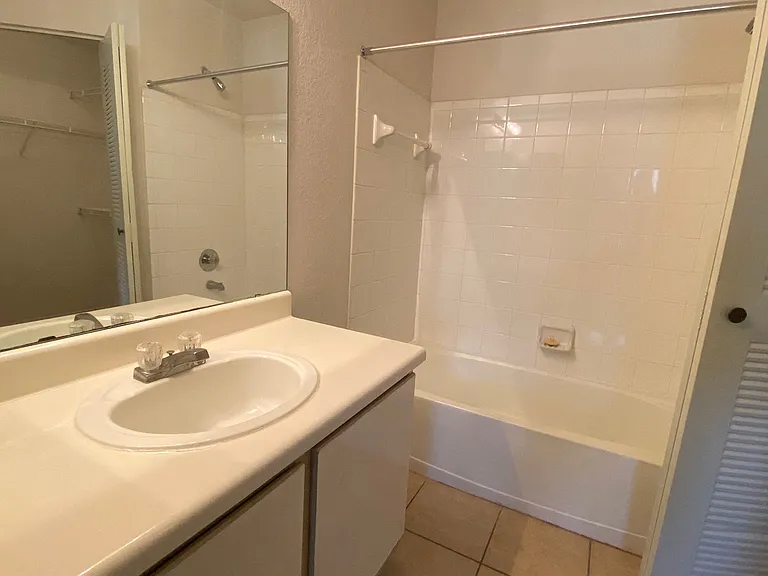 Pointe Vista Apartments — Photo 30