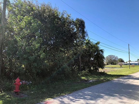 3rd image of 595 SW Bradshaw Cir