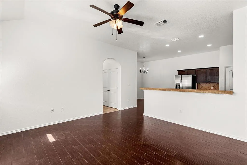 3 bed, 2.0 bath, 1281 sqft — Photo 1