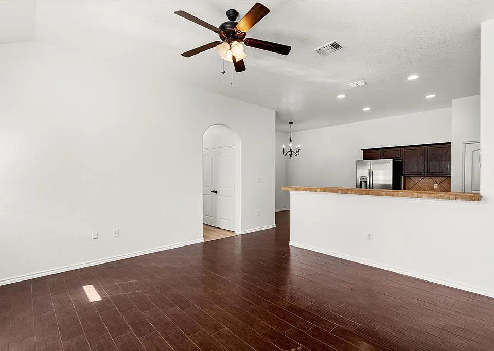 586 Creekside Cir