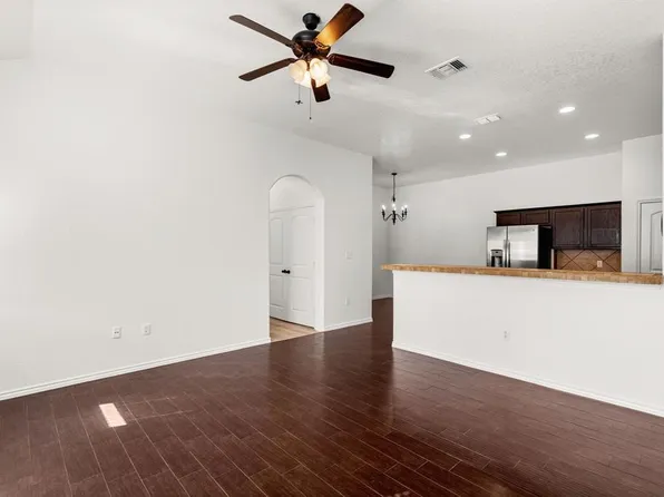 586 Creekside Cir, New Braunfels, TX 78130