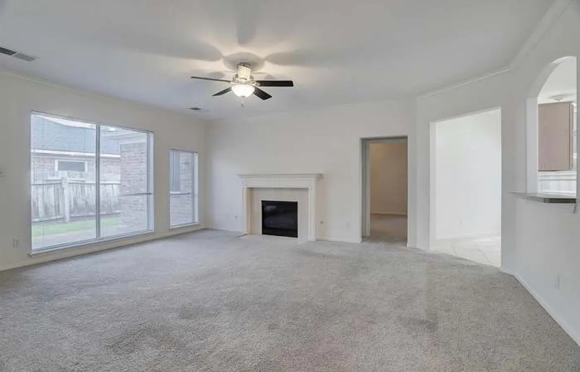 4 bed, 2.5 bath, 2988 sqft, $2,550 — Photo 4