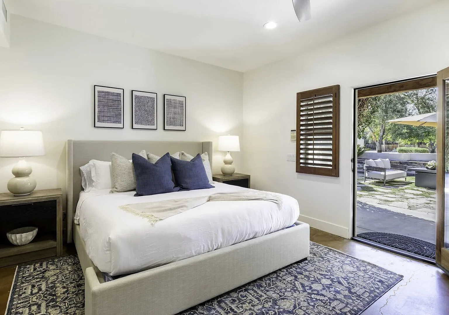 Paradise Living with Game Rooms, Pool and Grotto — Photo 3