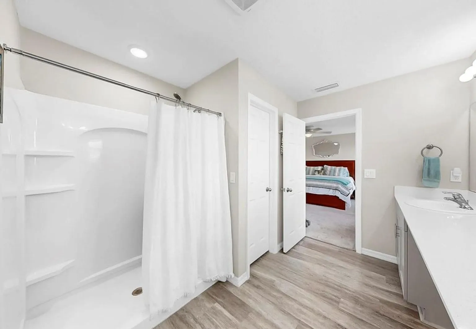 Spacious 5bed - With Amenities! — Photo 4