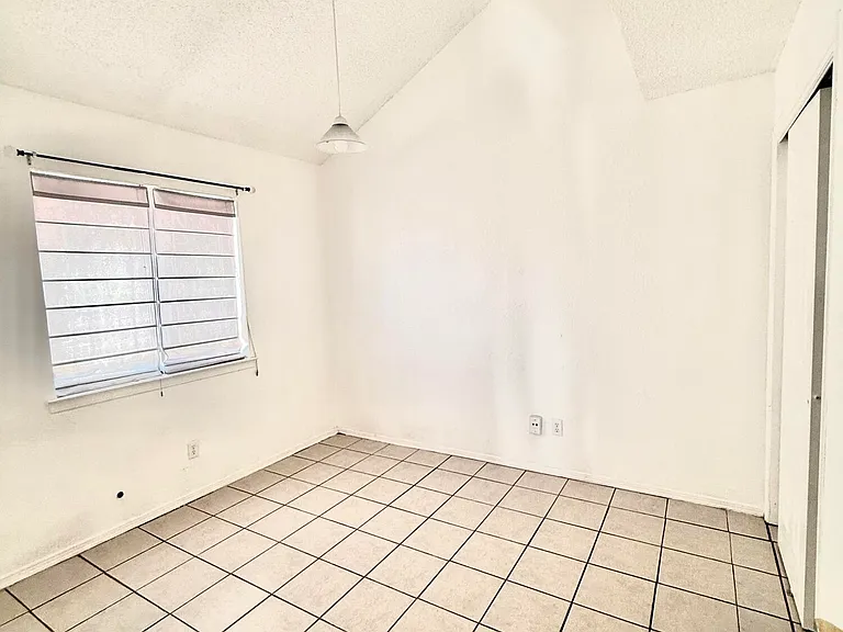 1884 Lyman Dutton Cir — Photo 13