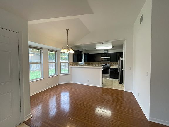 4th image of 513 Deercreek Ln