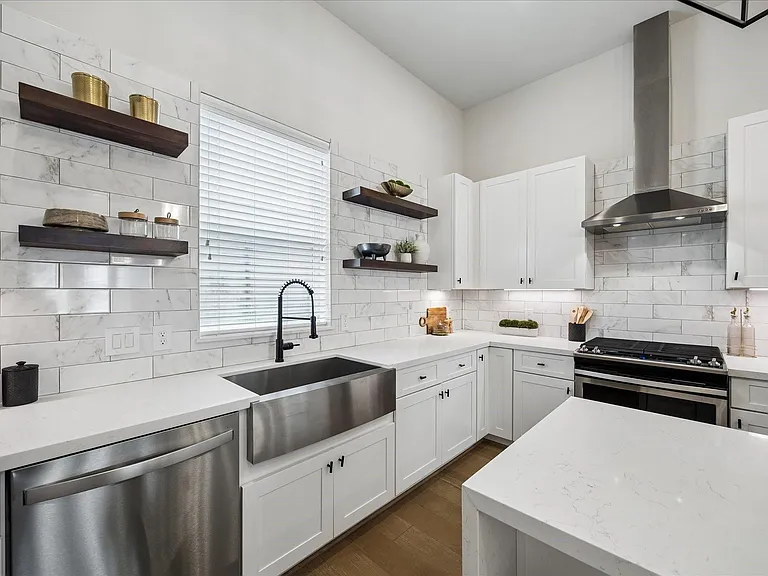 1232 W 21st St — Photo 15