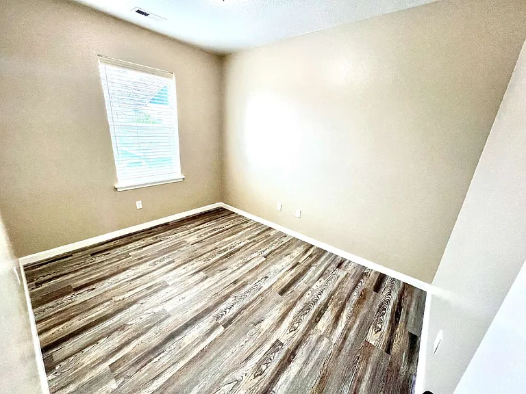 712 W Fourth Plain Blvd — Photo 13