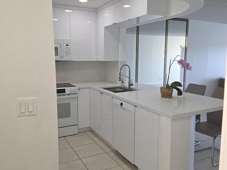 3905 N Nob Hill Rd #206 — Photo 4
