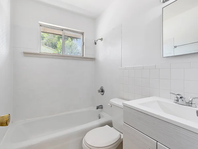 E Nowlin St — Photo 3