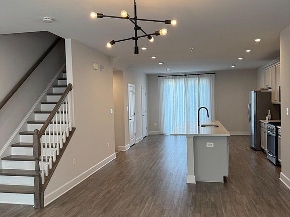 2nd image of 140 Albany Pl