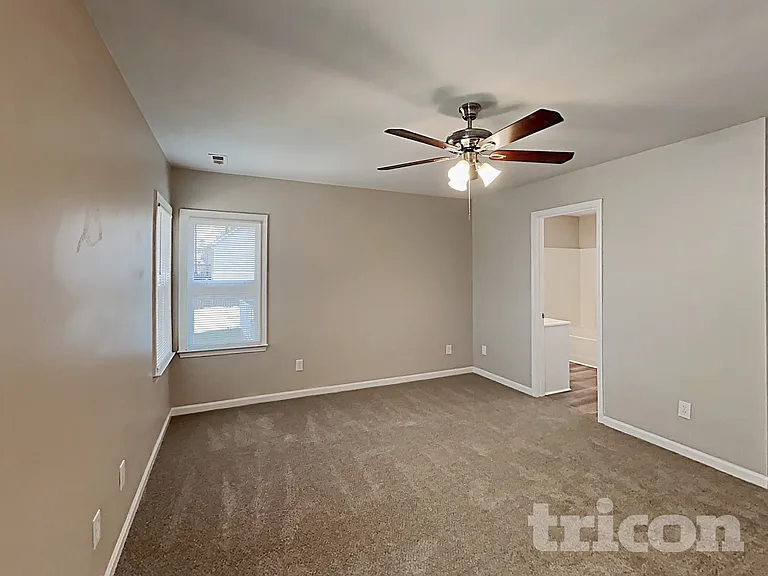 905 Amersham Ln — Photo 8
