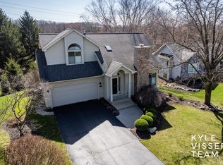 820 Meadowmeade Dr SE, Ada, MI 49301