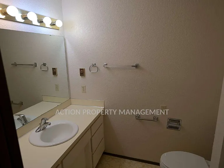 842 N Canterbury Ct — Photo 22
