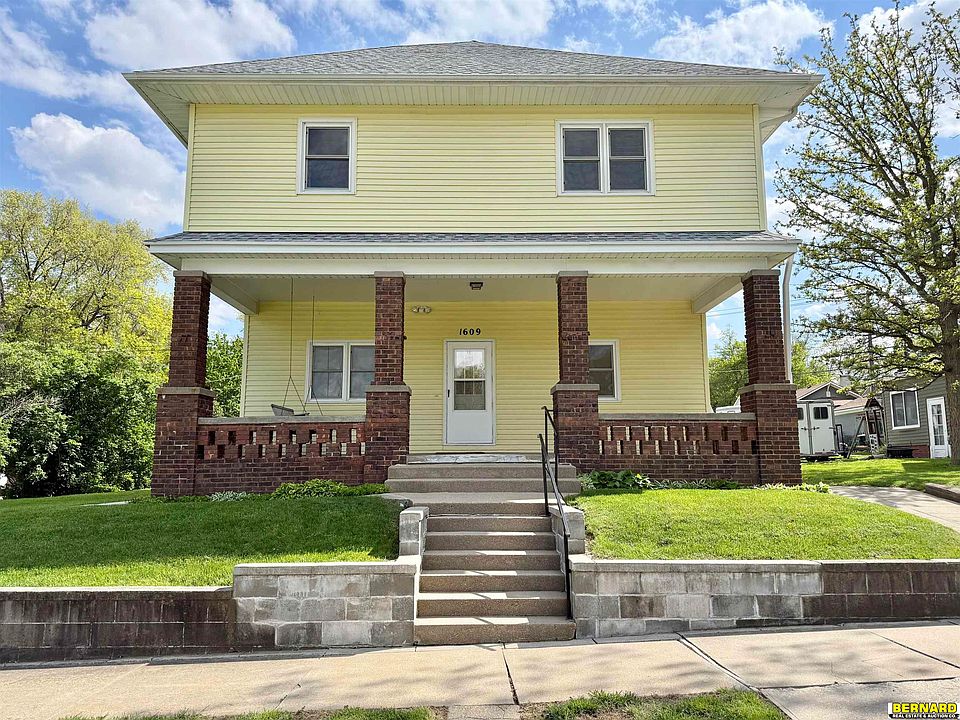 1st image of 1609 3rd Ave