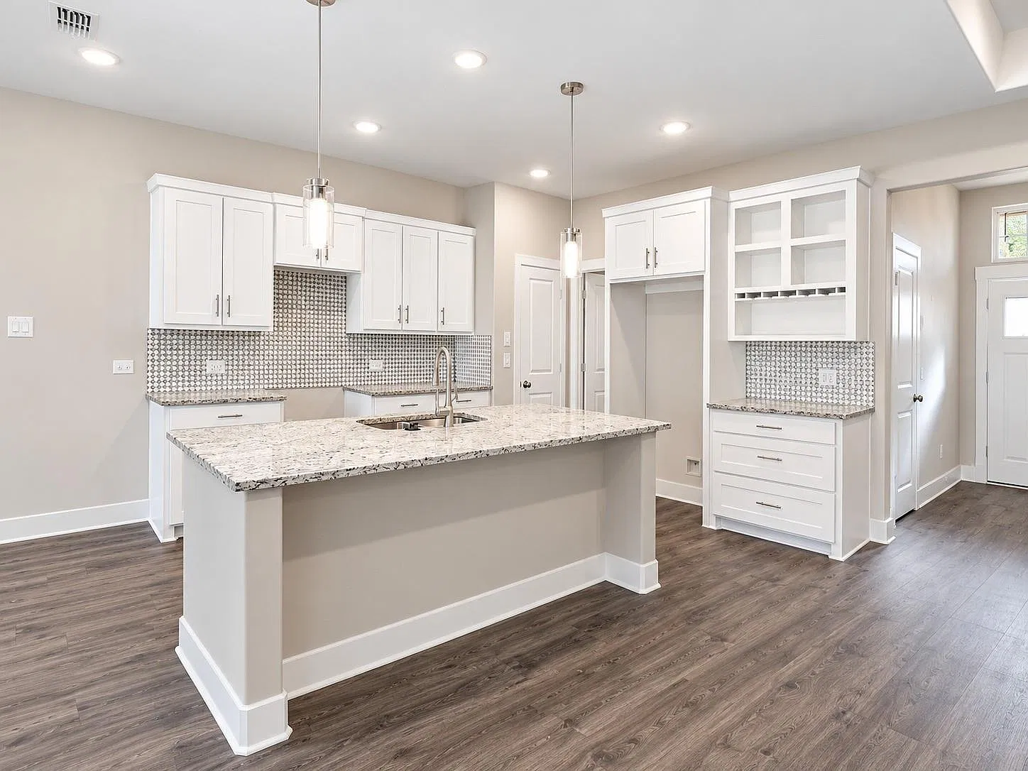 4 bed, 2.0 bath, 1411 sqft, $2,300 — Photo 2