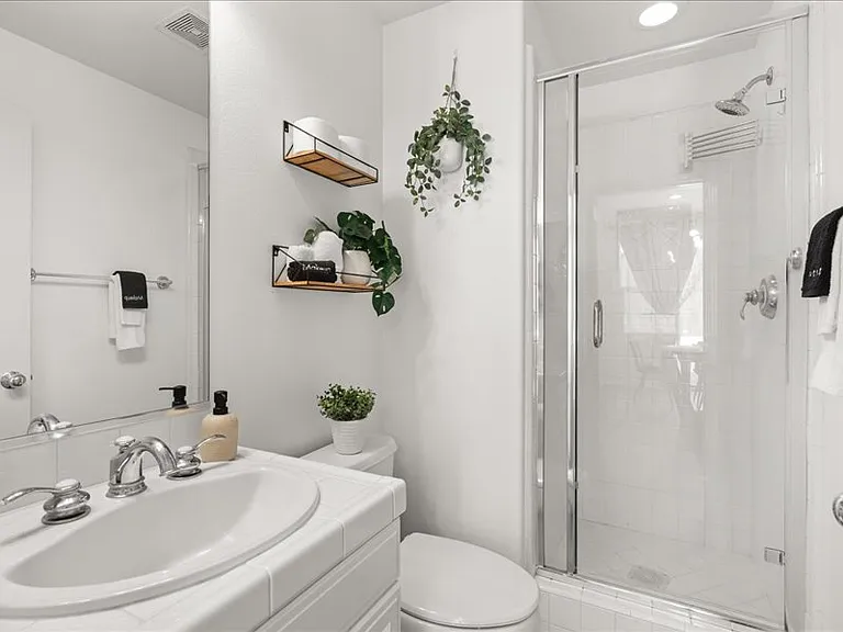 121 Alhambra — Photo 13
