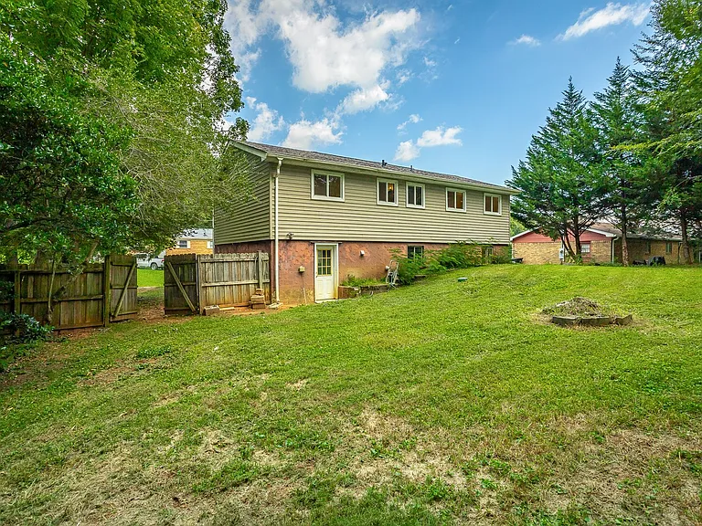 1364 Meadowood Dr — Photo 42