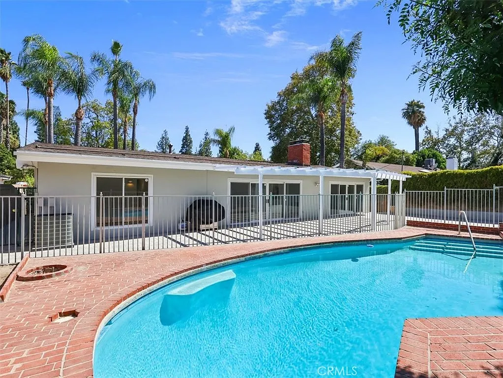3 bed, 2.0 bath, 2033 sqft, $6,500 — Photo 3