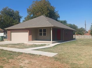 825 Oak Ave, Yukon, OK 73099