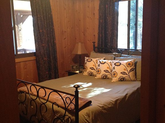 Bedroom with Full Bed-Mtn view