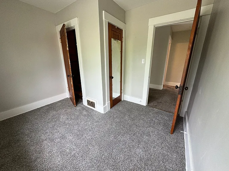 220 John St — Photo 23