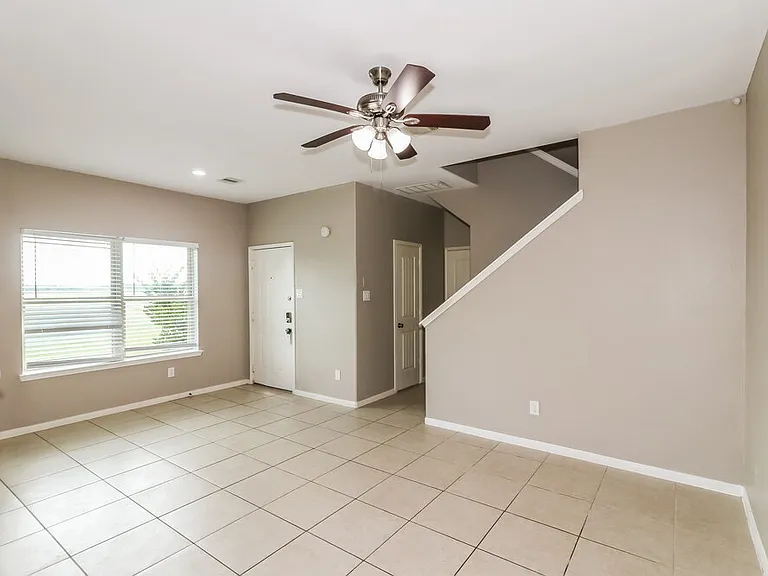 339 Sea Breeze Dr — Photo 4