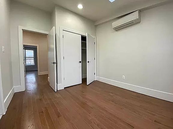 5th image of 542 Willoughby Ave #3A