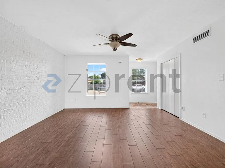 2207 Montclair Dr — Photo 3