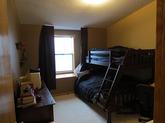2nd bedroom- nice window sea