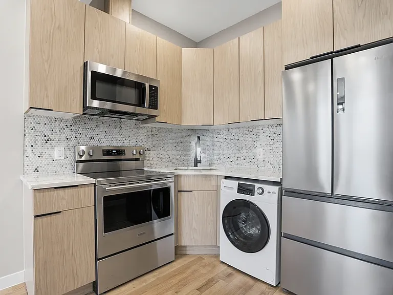 356 E 8th St #Penthouse 4 — Photo 13