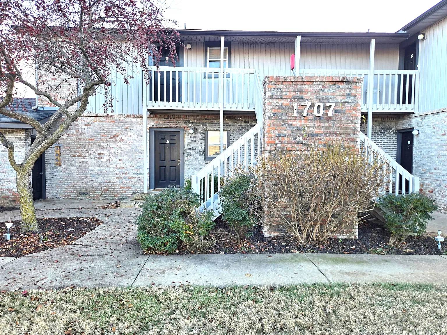 2 bed, 960 sqft, $1,050 — Photo 1