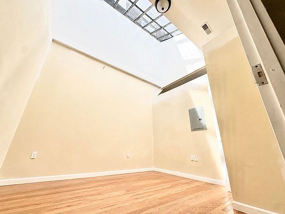 2nd image of 105 Bank St #3D