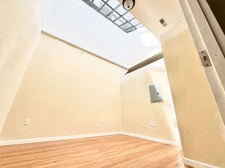 105 Bank St — Photo 21