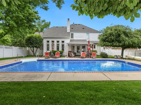 3912 SW Manhattan Ave, Blue Springs, MO 64015
