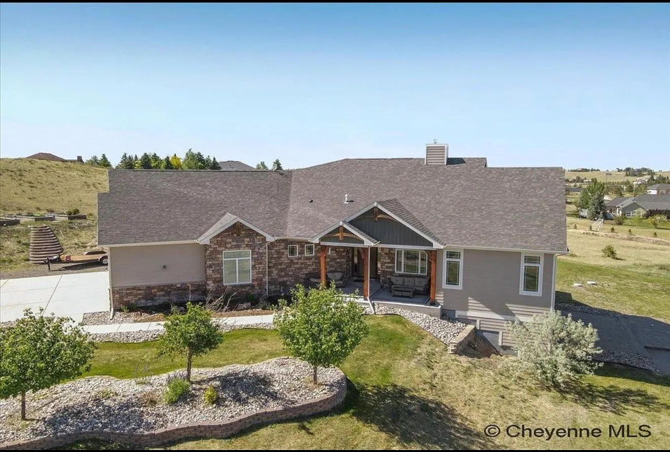 5 bed, 3.5 bath, 4886 sqft, $5,550 — Photo 1
