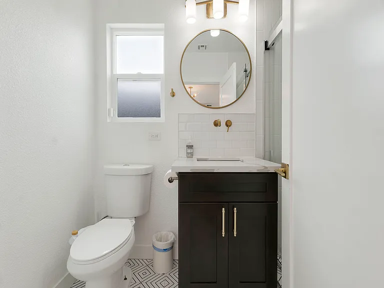 1021 E 65th St — Photo 25