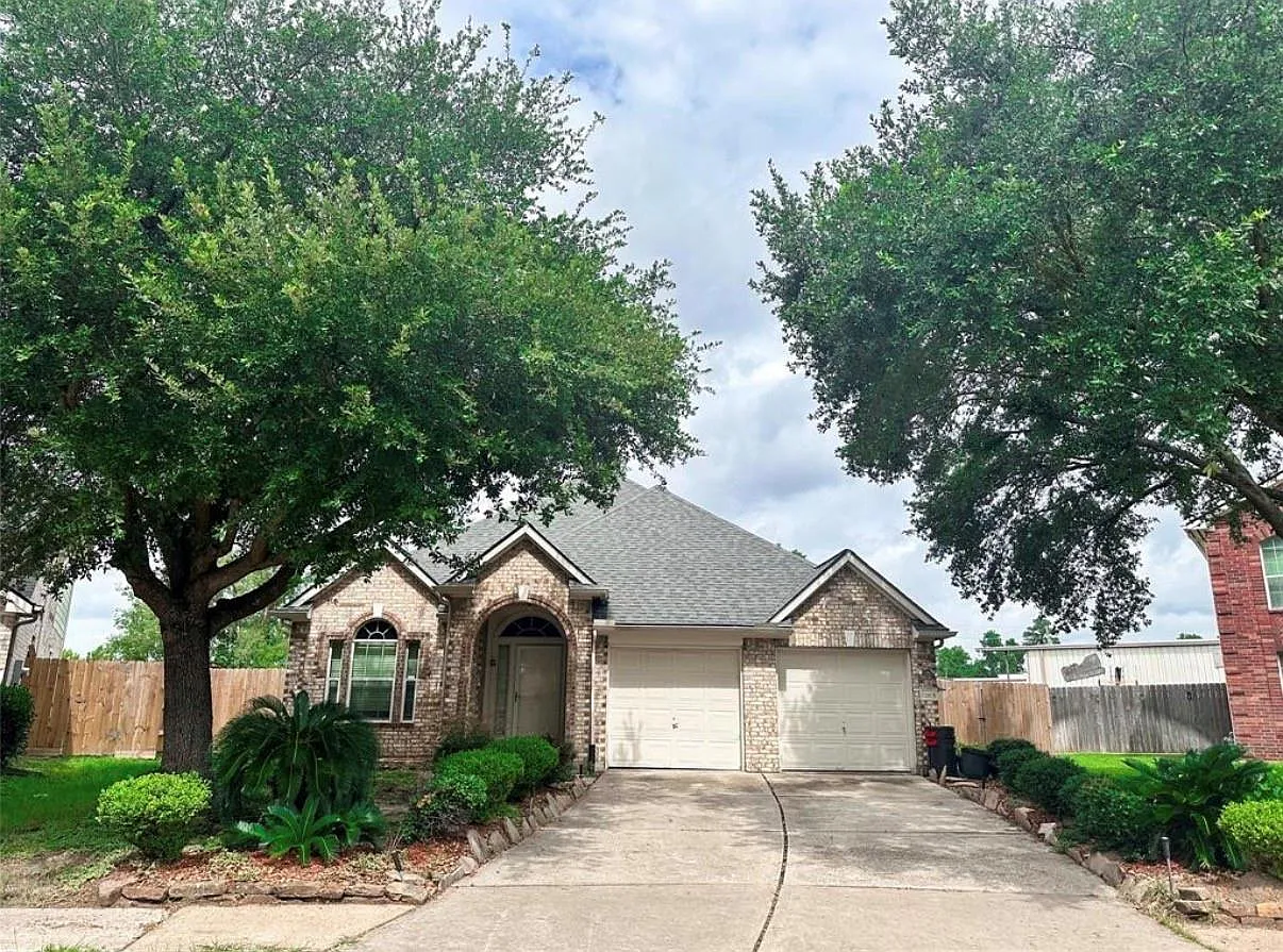 4 bed, 2.0 bath, 1838 sqft, $2,100 — Photo 1