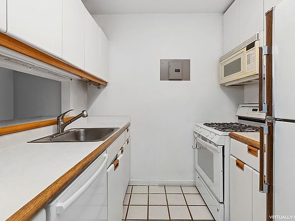 2nd image of 45 W 67th St APT 21C