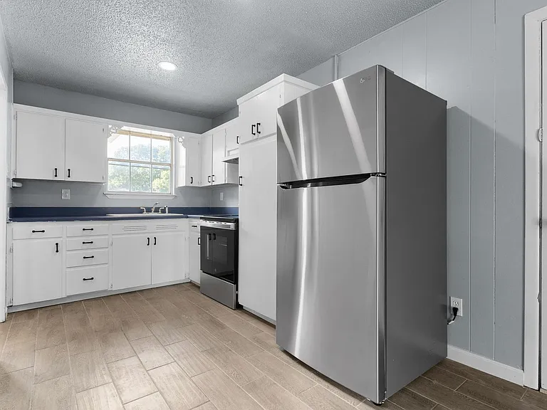 1405 Hillside St — Photo 6