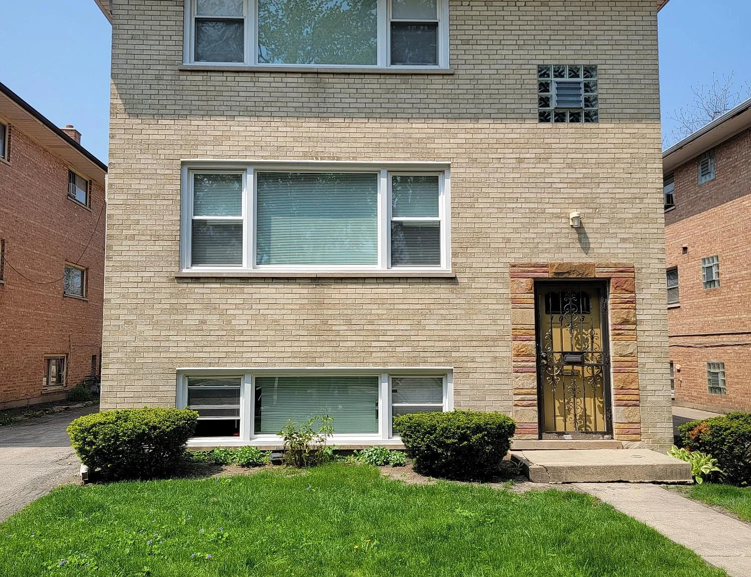 3 bed, 968 sqft, $2,100 — Photo 1