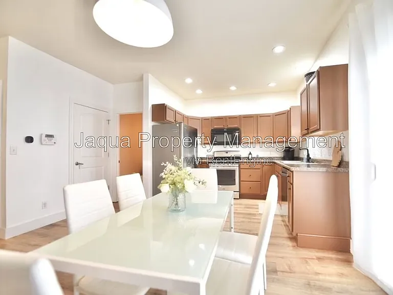 380 Market Pl — Photo 3