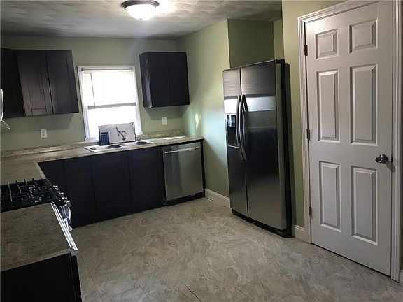 3rd image of 98 Sherwood St